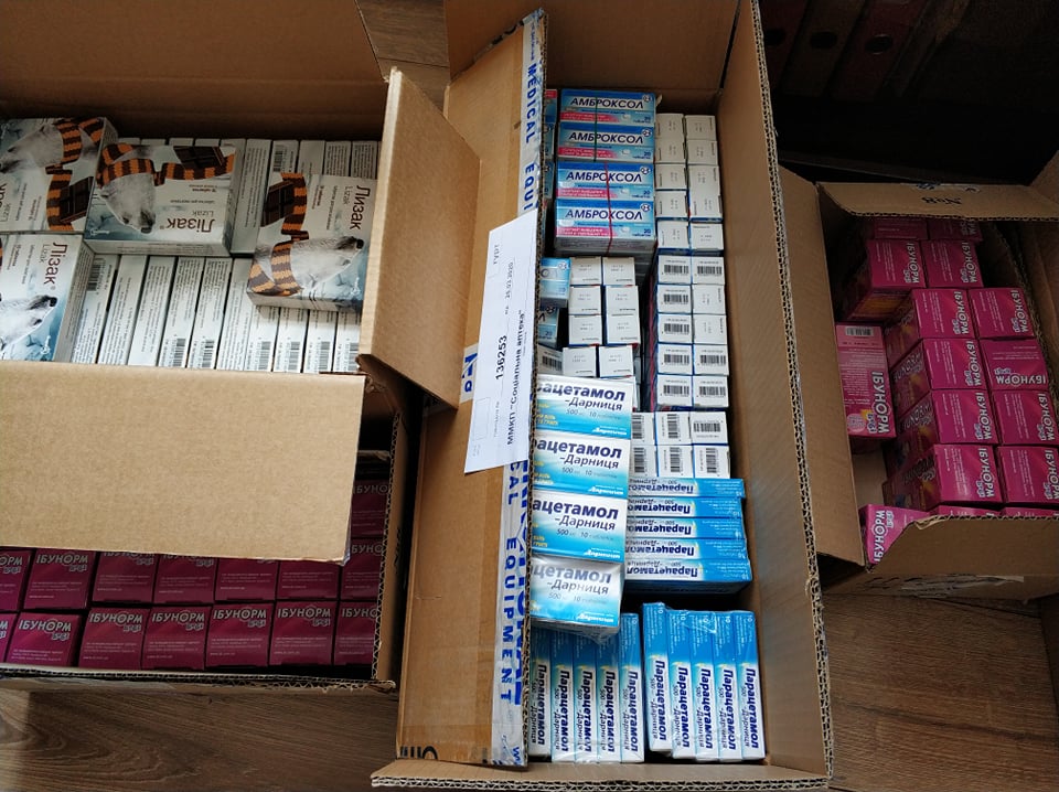 У Мукачеві анонімний благодійник передав для малозабезпечних кілька ящиків з медикаментами (ФОТО)