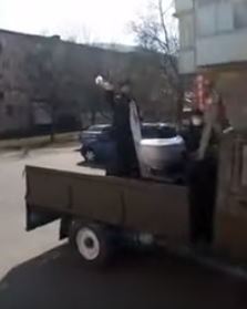 ВІДЕОФАКТ. На Свалявщині місцевий священнослужитель поливав вулиці свяченою водою 