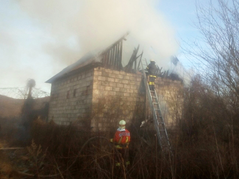 У Малому Березному внаслідок спалювання сухої трави загорівся будинок (ФОТО)