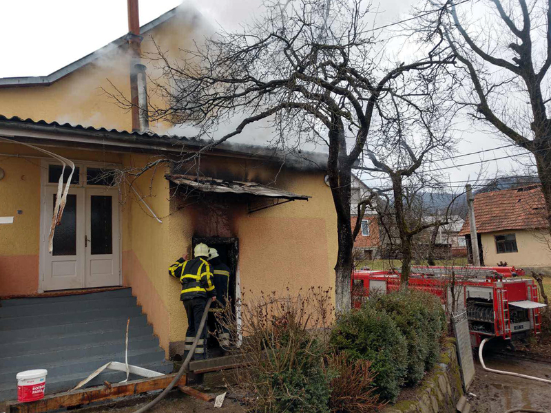 На Хустщині, загасивши пожежу в прибудові, порятували від знищення житловий будинок (ФОТО)