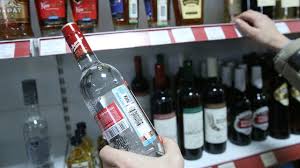 На Берегівщині підліток, викравши вночі з магазину алкоголь і сигарети на 6 тис грн, розпив його із приятелями