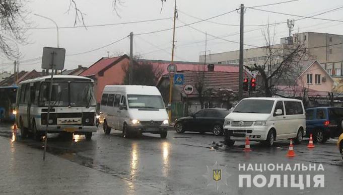 В Ужгороді сталася потрійна ДТП за участі рейсового автобусу, одна пасажирка отримала ушкодження (ФОТО)