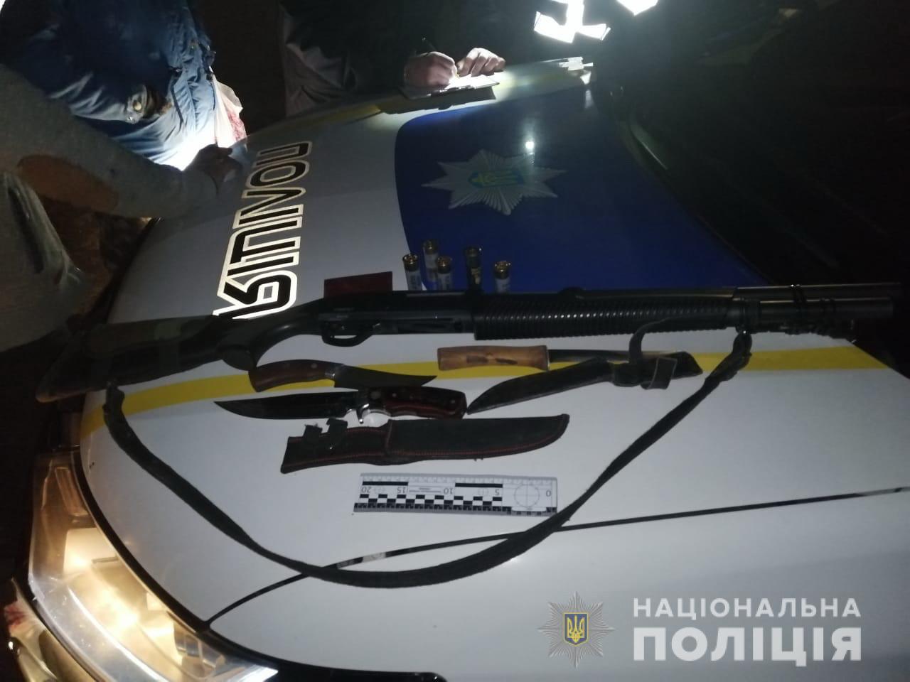 Мешканців Тячівщини, в чиїм позашляховику знайшли рушницю та ножі, перевіряють на причетність до браконьєрства