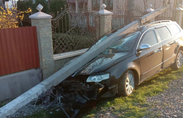 На Виноградівщині VW, не розминувшись з вантажівкою, збив стовп (ФОТО, ВІДЕО)