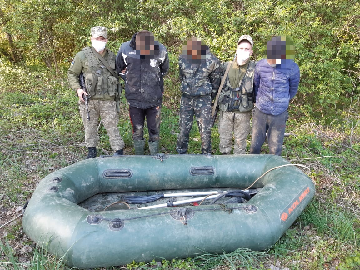 Поблизу кордону з Угорщиною на Закарпатті затримали трьох молодиків із надувним човном (ФОТО)