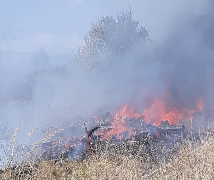 На Мукачівщині через загорання сухостою горіли ще й відпрацьовані шпали