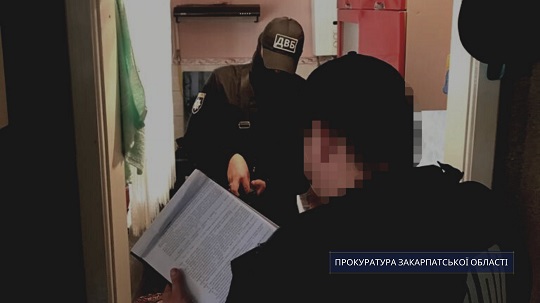 На Хустщині затримали поліцейського, який вимагав хабар за нереагування на продаж алкоголю неповнолітнім (ФОТО)