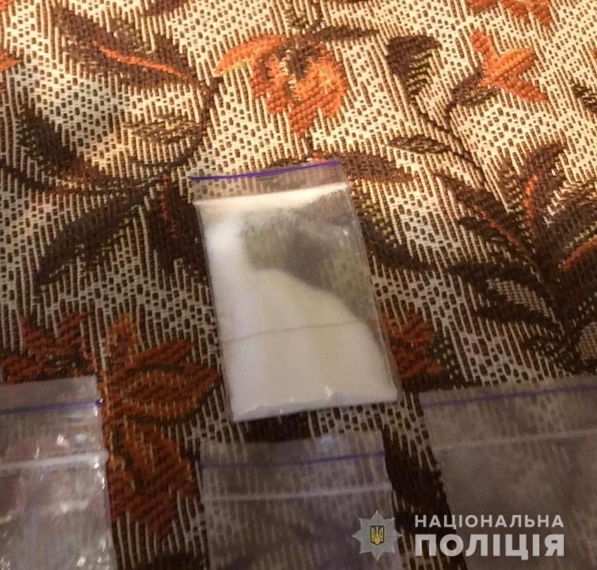 Під час обшуку в оселі мешканця Мукачівщини знайшли метамфетамін і марихуану (ФОТО)