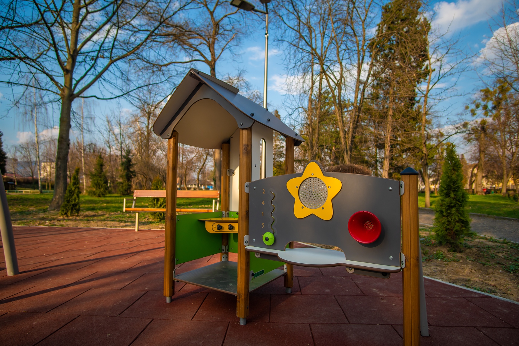 У парку імені Андрія Кузьменка в Мукачеві після карантину запрацює новий дитячий ігровий майданчик (ФОТО)