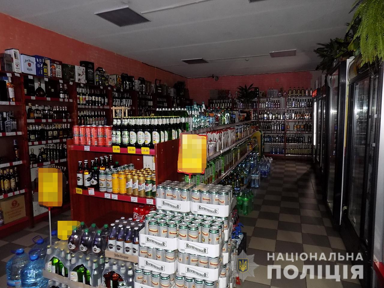 В Ужгороді затримали трьох чоловіків, які проникли в крамницю та викрали елітний алкоголь і касовий апарат (ФОТО)