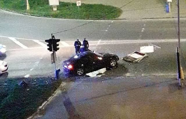 Уночі в Ужгороді водій BMW врізався на кругу у рекламний щит (ФОТО)