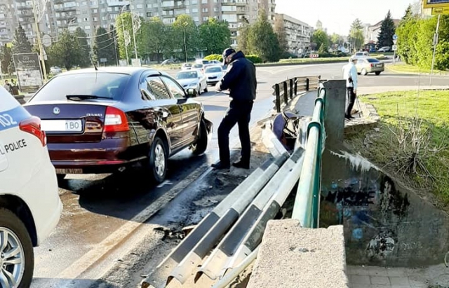 ФОТОФАКТ. В Ужгороді Skoda на виїзді з транспортного моста врізалася у відбійник