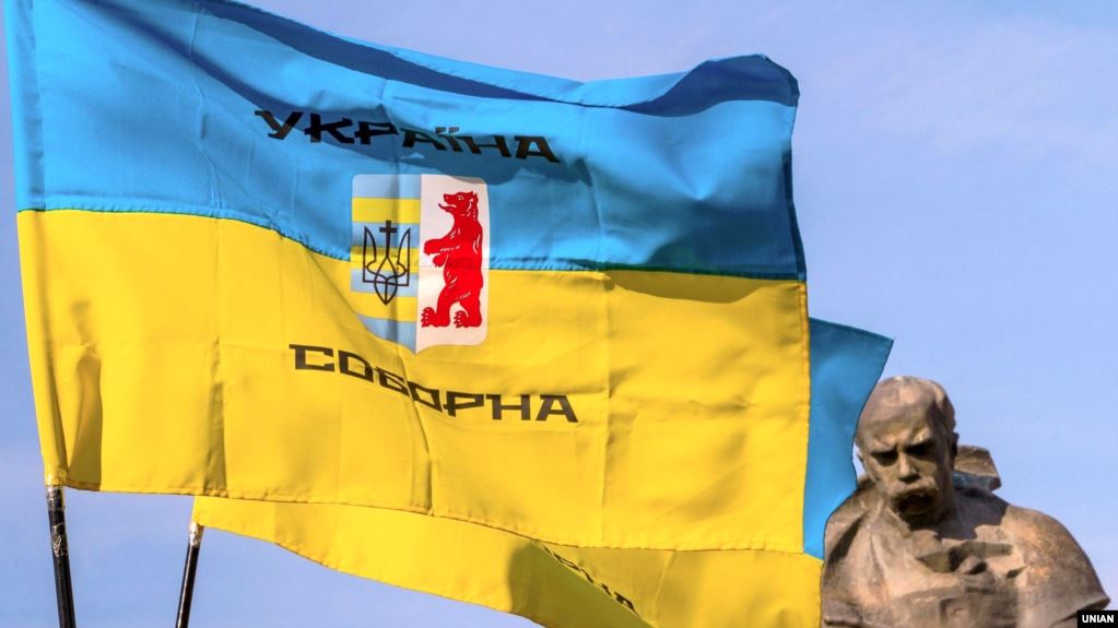 Прапори біля пам’ятника Тарасу Шевченку під час Маршу національної єдності до Дня захисника України. Ужгород, 14 жовтня 2017 року