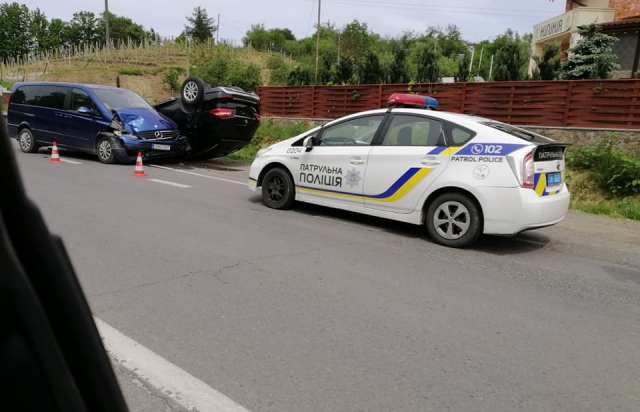 В Ужгороді зіткнулися два авто, одне з яких перекинулося (ФОТО)
