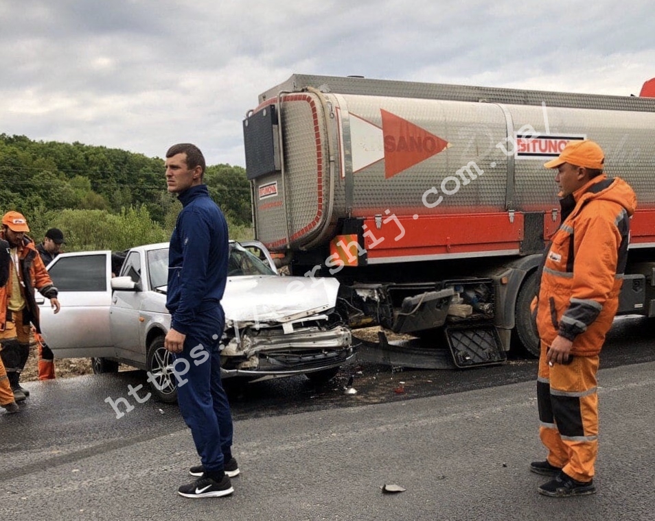 Поблизу Мукачева легковик влетів під вантажівку "дорожників" (ФОТО)