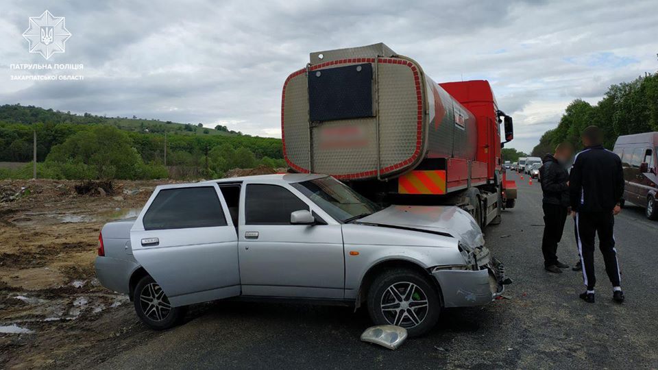 Легковик врізався у вантажівку "дорожників" на Мукачівщині через неуважність за кермом та перевищення швидкості (ОФІЦІЙНО)