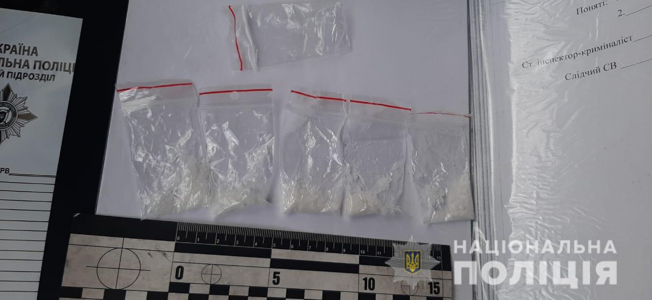 5 пакетиків із амфетаміном вилучили у мешканця Рахова, який хотів продати наркотик на АЗС (ФОТО)