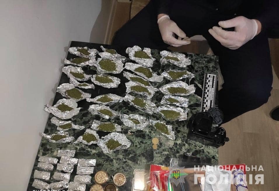 У водія, зупиненого в Ужгороді з пакунком марихуани та пістолетом, знайшли вдома згортки і тістечка з наркотиками (ФОТО)