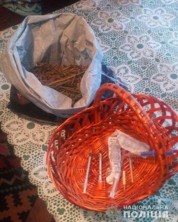 У мешканця Кобилецької Поляни на Рахівщині знайшли вдома наркотики та пристрої для їх вживання (ФОТО)