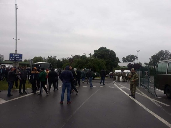 КПП "Тиса" блокували перевізники з "подрібненими" партіями товару - голова Закарпатської ОДА 