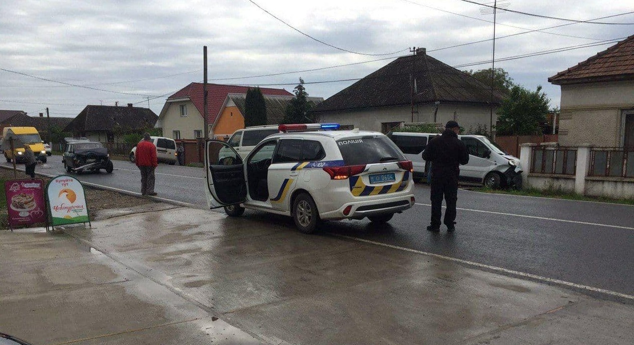 На Виноградівщині після зіткнення з легковиком мікроавтобус відкинуло з дороги у паркан (ФОТО)