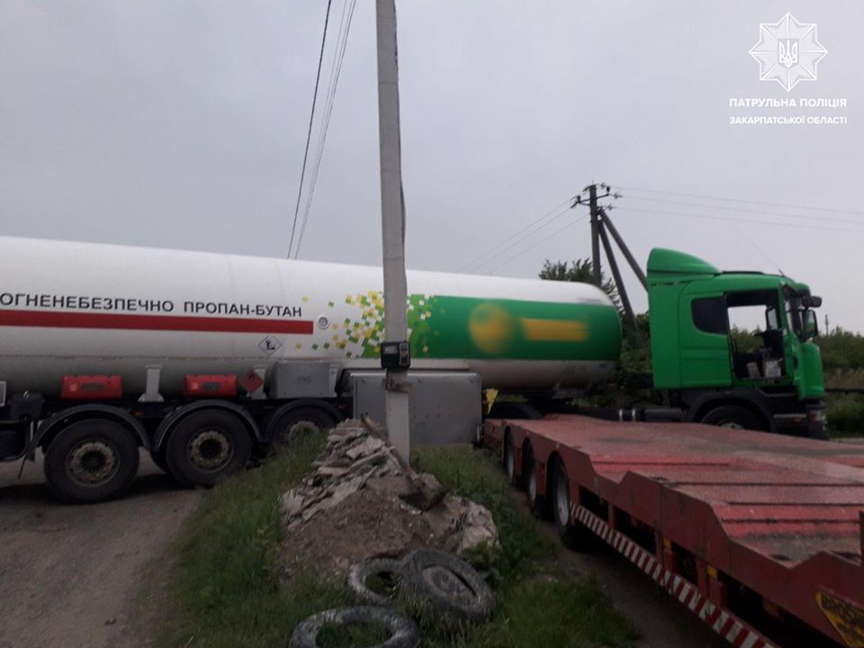 В Ужгороді п'яний водій вантажівки, що транспортувала цистерну з газом, зіткнувся з перешкодою (ФОТО)