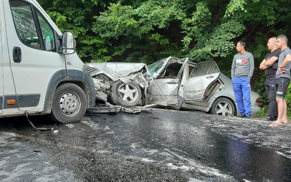 На Виноградівщині зіткнулись мікроавтобус та Mercedes (ФОТО)