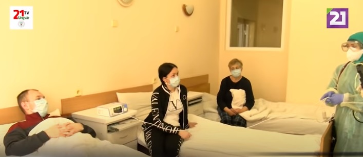 У лікарні в Ужгороді в одній палаті вже три тижні поспіль лікуються від коронавірусу одразу троє членів однієї родини (ВІДЕО)