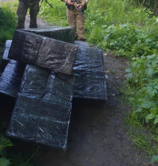 На Закарпатті контрабандисти, викриті прикордонниками, втекли, покинувши 10 ящиків "молдовських" сигарет (ФОТО)