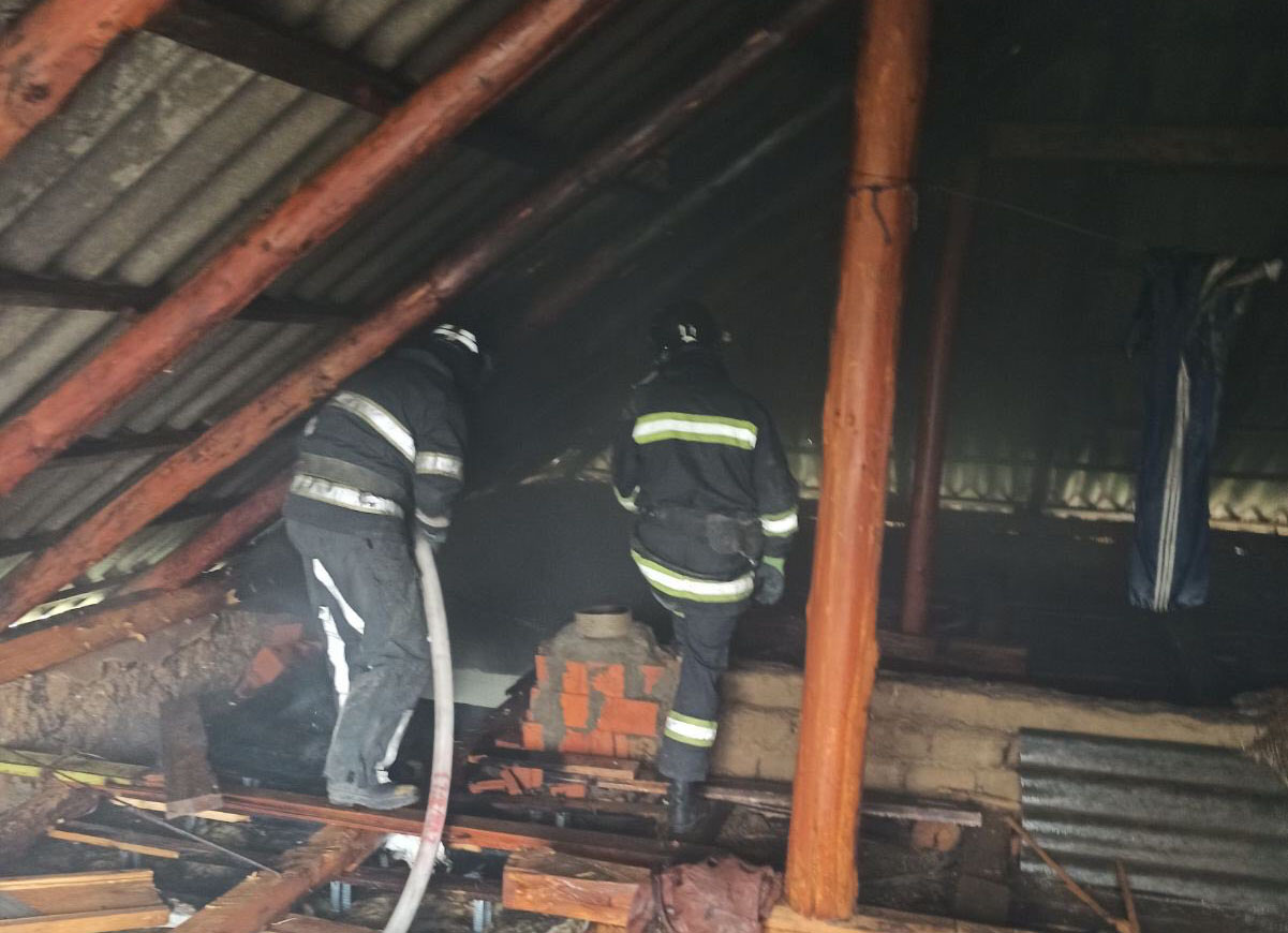 На Мукачівщині будинок врятували від знищення пожежею (ФОТО)