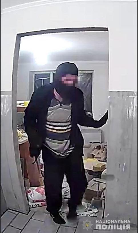 У Мукачеві "на гарячому" затримали чоловіка, котрий намагався обікрасти квартиру (ФОТО)