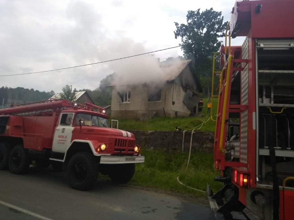 У пожежі в будинку на Тячівщині загинули дві жінки (ФОТО)