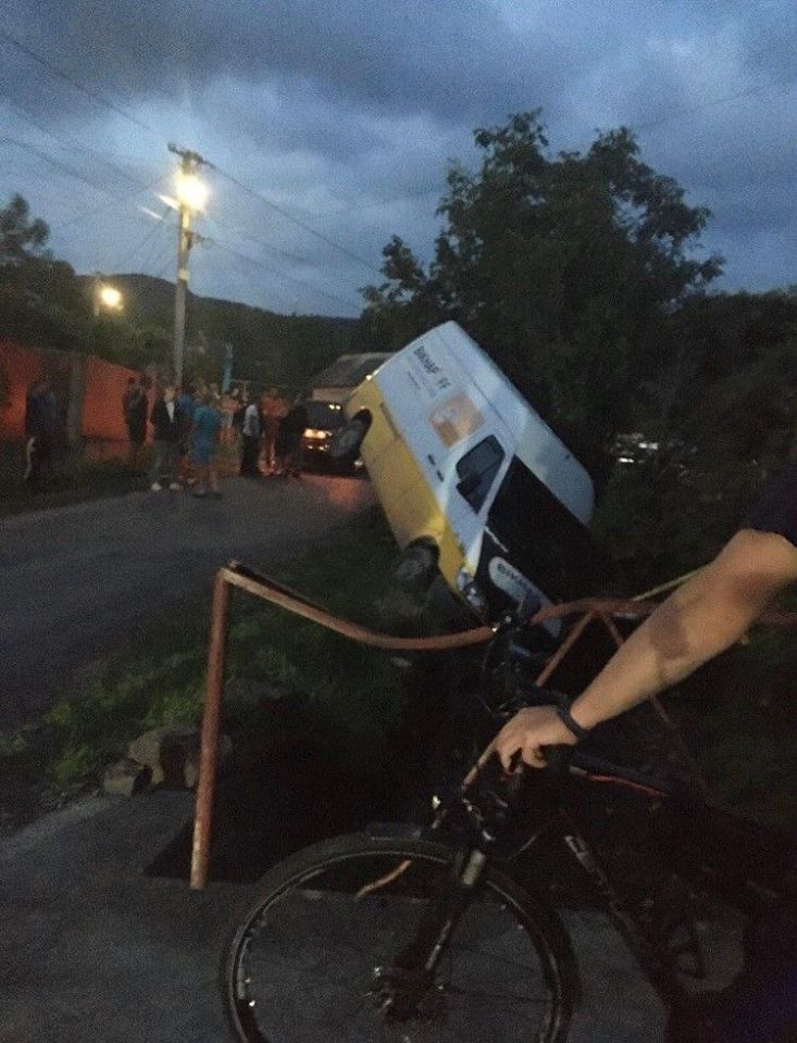На Хустщині мікроавтобус вночі врізався у газовий стояк, залишивши без газу 200 будинків (ФОТО)