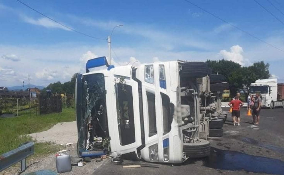 Поблизу Хуста перекинулася вантажівка з напівпричіпом (ФОТО)