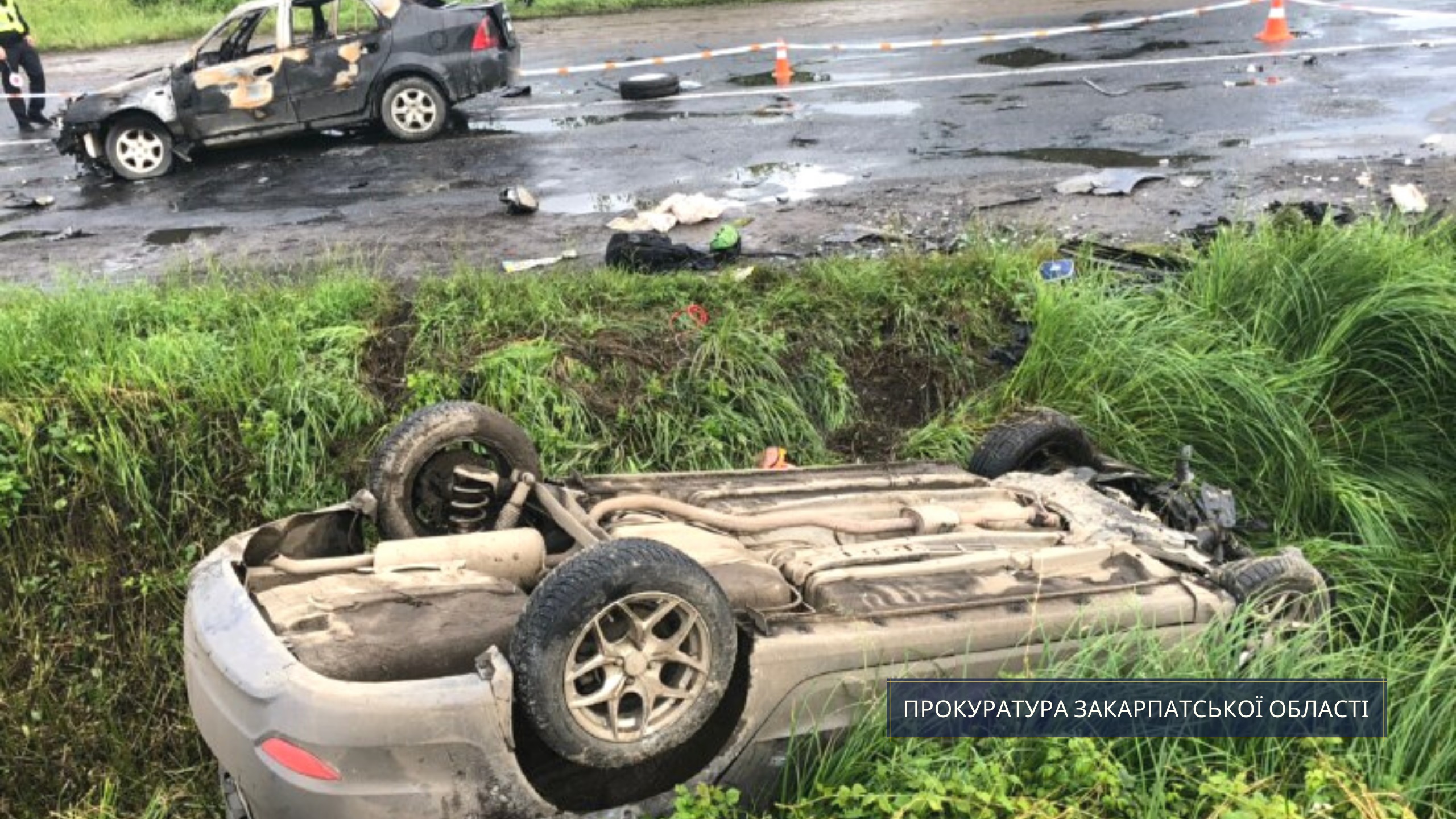 Винуватцем ДТП під Ужгородом, де одне авто згоріло, а інше - перекинулося в кюветі, виявився водій третього автомобіля (ФОТО)