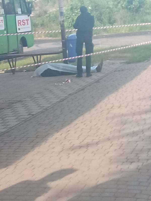 ФОТОФАКТ. На зупинці в Ужгороді знайшли тіло невідомого чоловіка