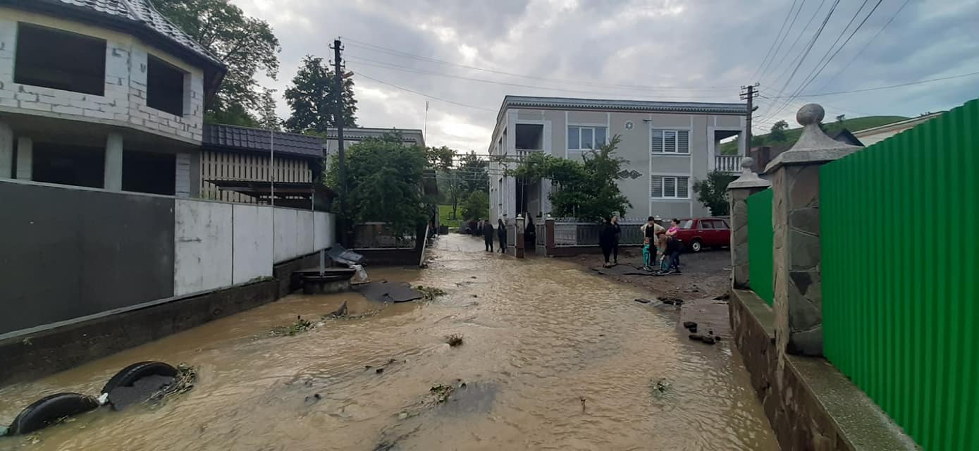 У Закарпатській ОДА причиною підтоплення вулиць в Середньому Водяному назвали захаращені придорожні канави (ФОТО)