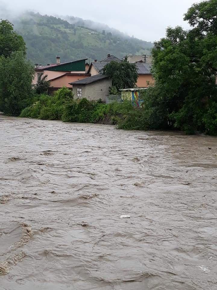 Унаслідок тривалих дощів по всіх річках Закарпаття спостерігається підйом води