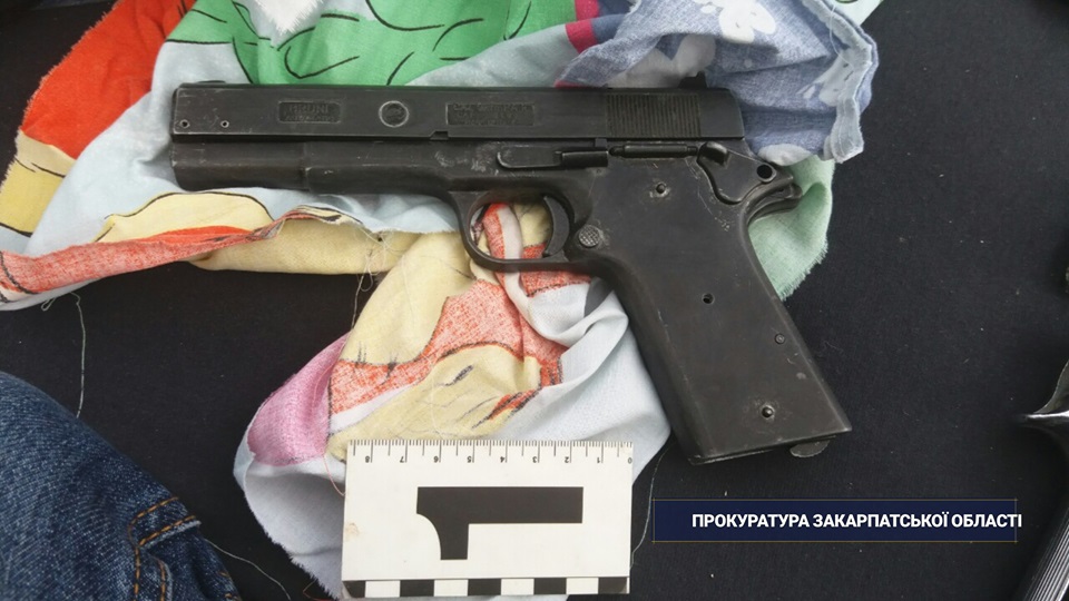 У Мукачеві затримали чоловіка, котрий зберігав у гаражі зброю та гранати з запалами (ФОТО)