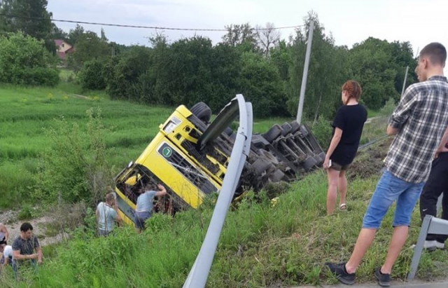 На Житомирщині вантажівка з Мукачева в'їхала у відбійник і з'їхала у кювет (ФОТО)