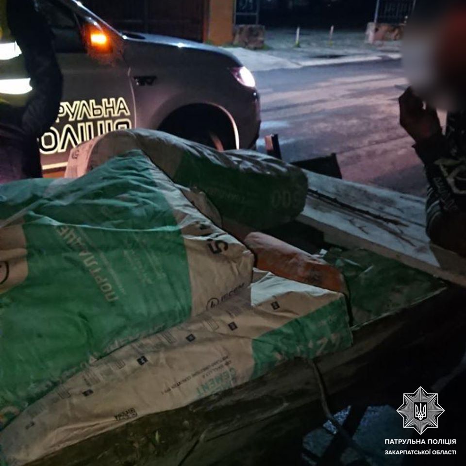 В Ужгороді вночі затримали двох чоловіків, що вивезли на бричці з новобудови 15 мішків цементу (ФОТО)
