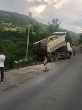 Дорожники відновлюють зруйновану повінню дорогу Н-09 Мукачево-Рогатин на 188 км (ВІДЕО)