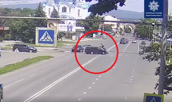 Опубліковано відео зіткнення Volkswagen-а з мотоциклом в Ужгороді 