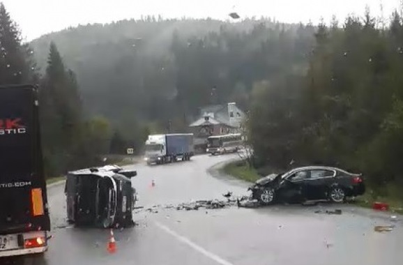 На перевалі на межі Львівщини та Закарпаття сталася серйозна ДТП (ВІДЕО)