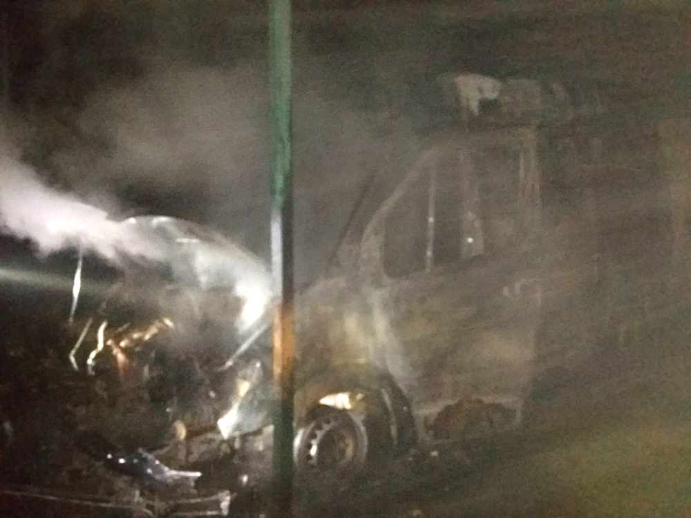 Уночі на Мукачівщині долали пожежу в мікроавтобусі, в якому у вогні вибухали аерозольні балончики проти тарганів (ФОТО)