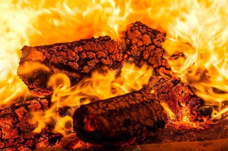 На Хустщині під час пожежі в надвірній споруді згоріло 6 тонн вугілля, а на Ужгородщині пожежа на складі знищила корми