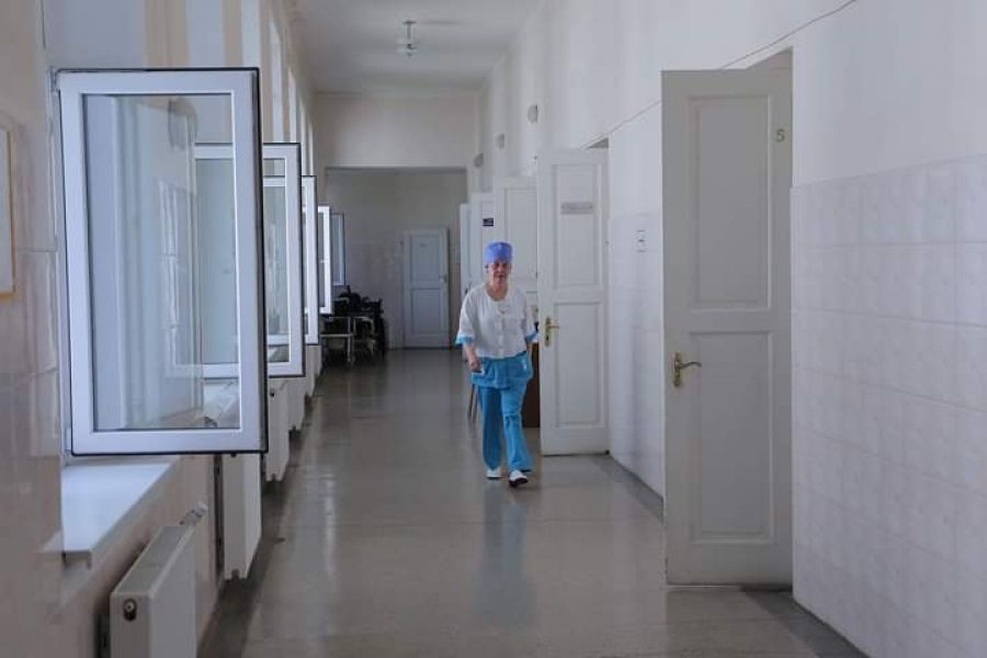 Палати у Мукачівській райлікарні перевантажені, а кількість хворих щодня зростає (ВІДЕО) 