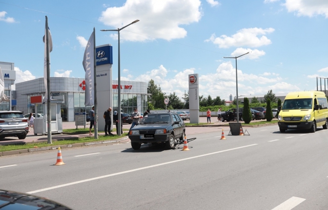 У Мукачеві велосипедистка потрапила під ВАЗ (ФОТО, ВІДЕО)