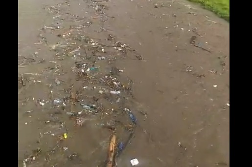 ВІДЕОФАКТ. Річкою Ріка в Соймах на Міжгірщині нісся суцільний потік побутового сміття