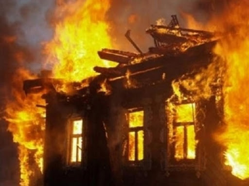 На Тячівщині пожежа в будинку знищила дві житлові кімнати